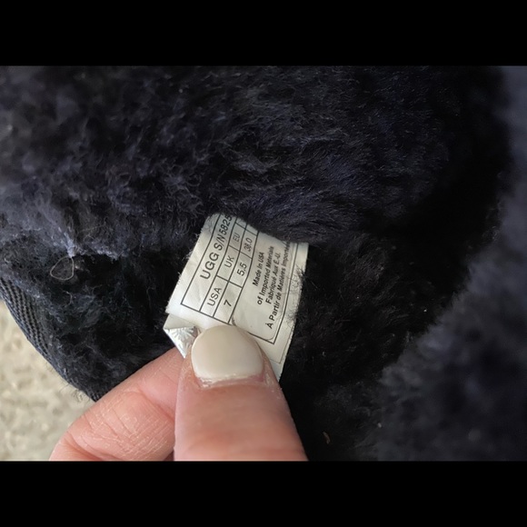 UGGS short black boots - Picture 4 of 4